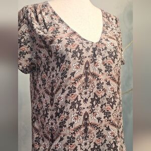 Hinge Retro Floral Tapestry Print V-Neck Short Sleeve Top in Grey Taupe XS